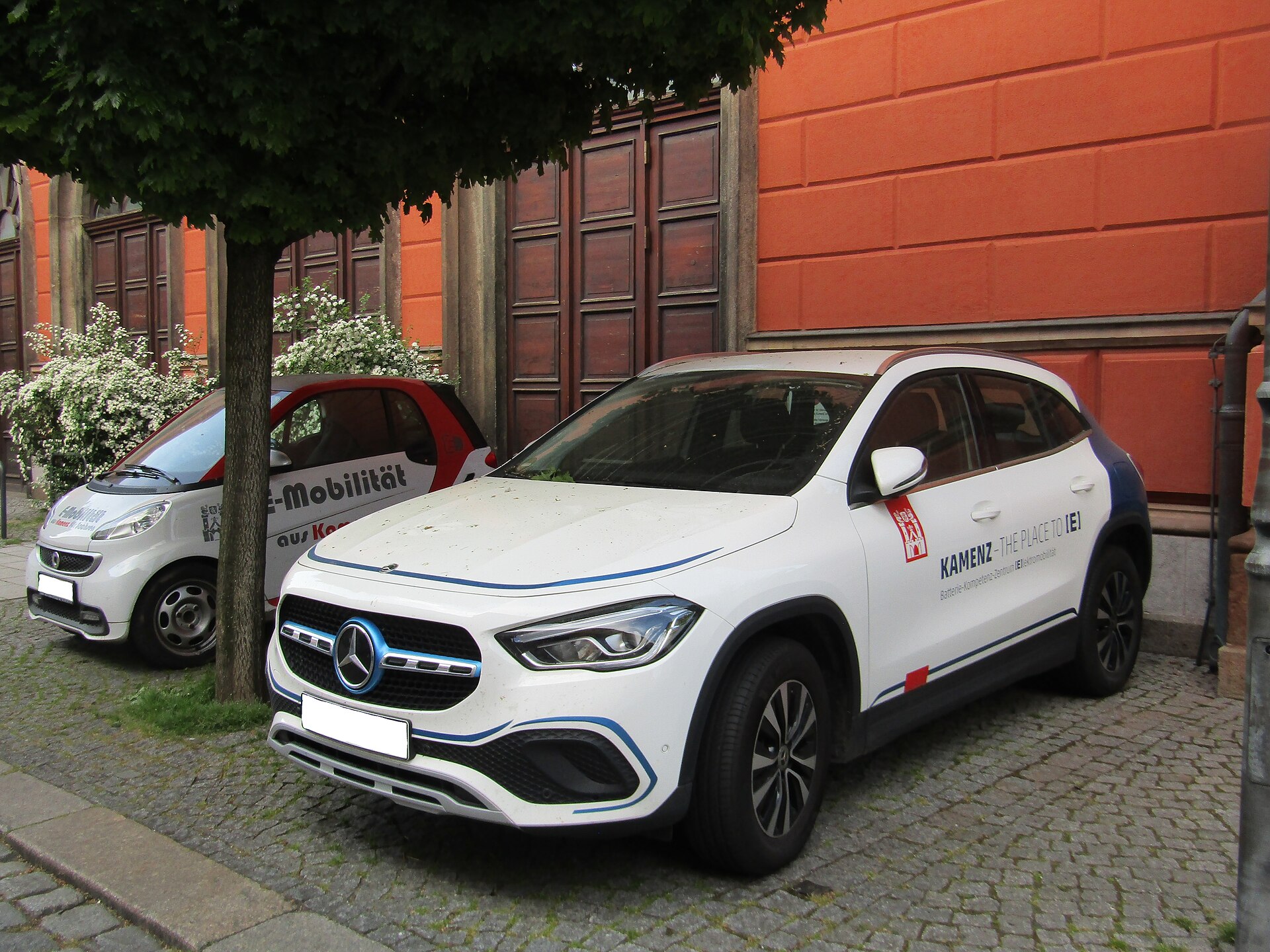 Seitenansicht Fahrerseite eines Mercedes Benz GLA 250 e Plug-in-Hybrid an der E-Tankstelle Museum der Westlausitz Kamenz