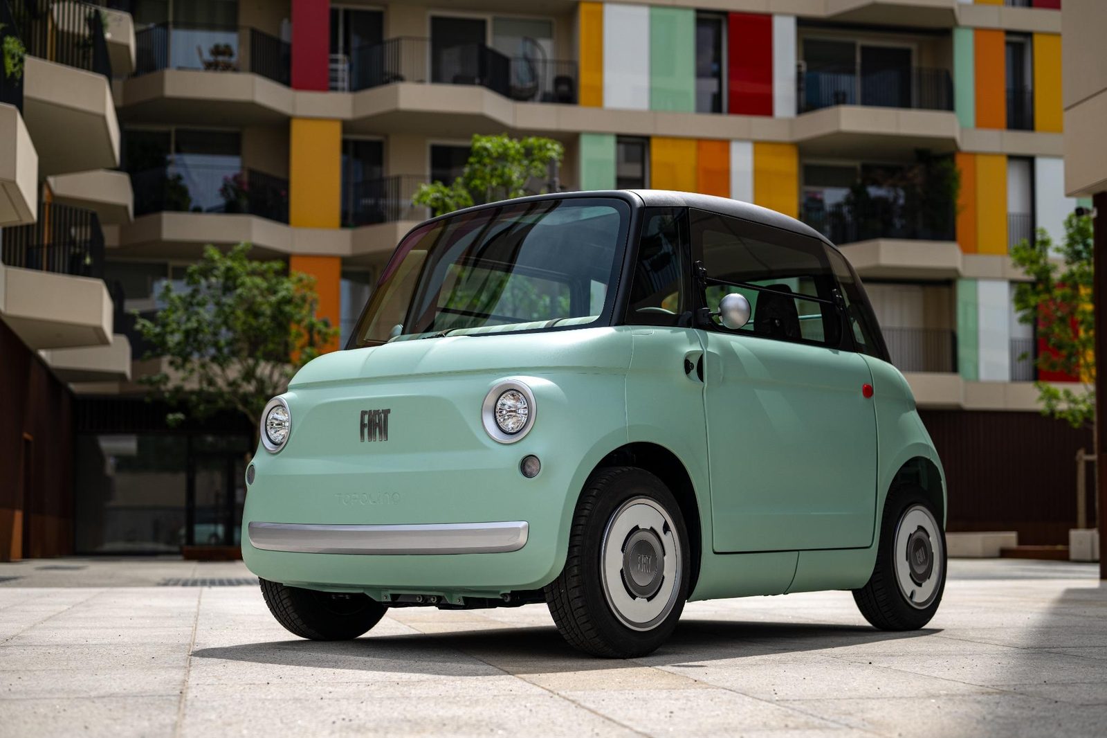 nowy fiat topolino zaparkowany na włoskich uliczkach