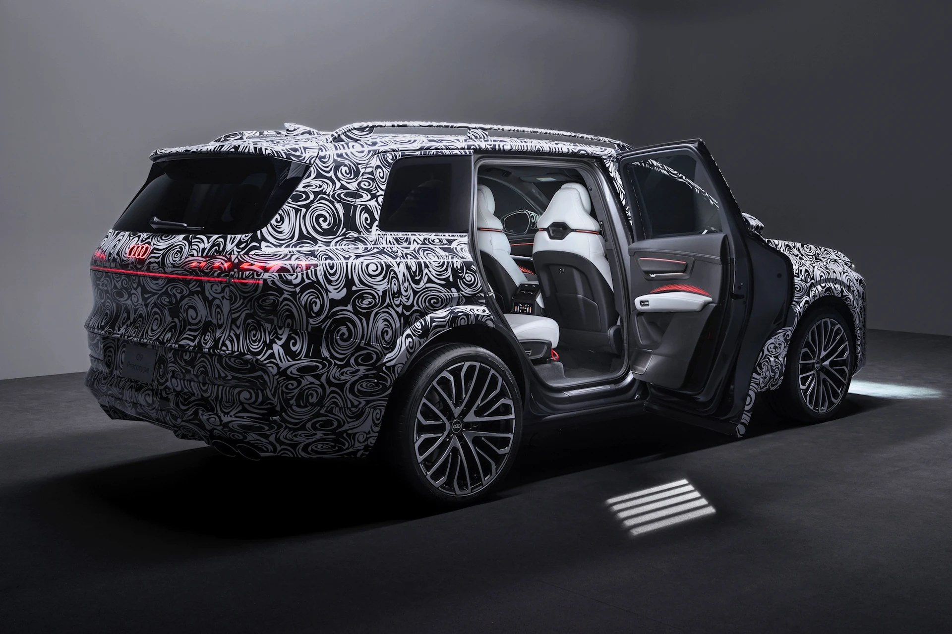 Audi Q9 zadebiutuje jeszcze w tym roku. Flagowy SUV otrzyma elektryczne drzwi i podświetlany dach panoramiczny.
