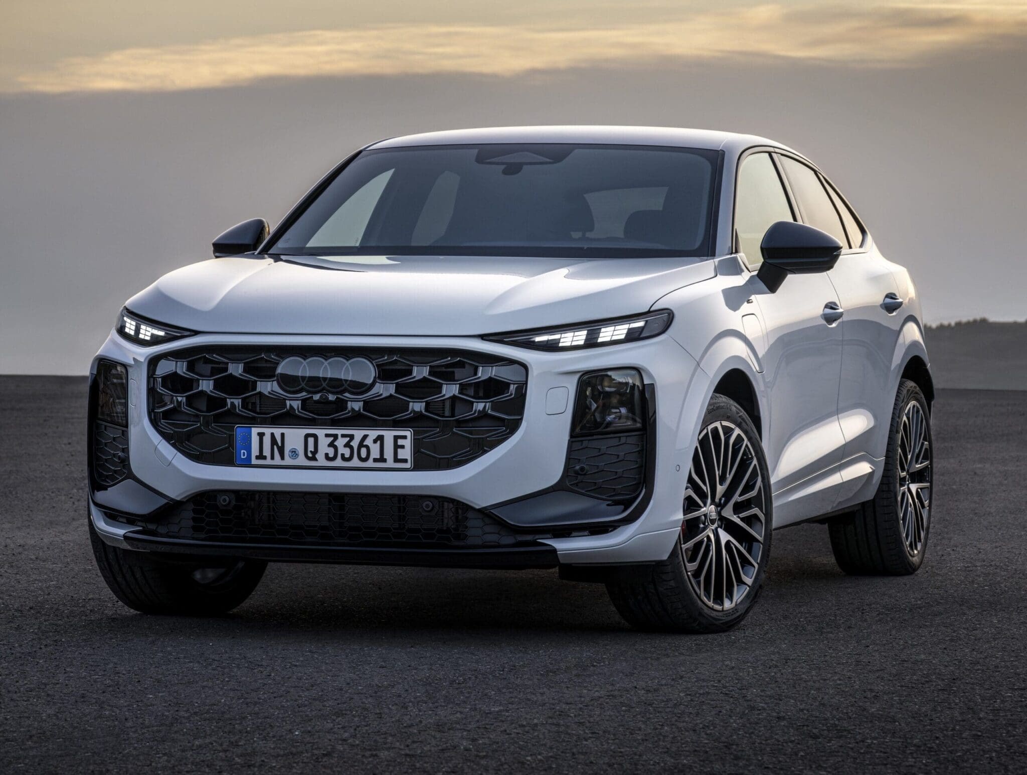 Nowy kompaktowy SUV Audi Q3 2026 to cyfrowa rewolucja. Hybrydowe Audi Q3 2026 i Audi Q3 Sportback e-hybrid wjeżdża na salony.