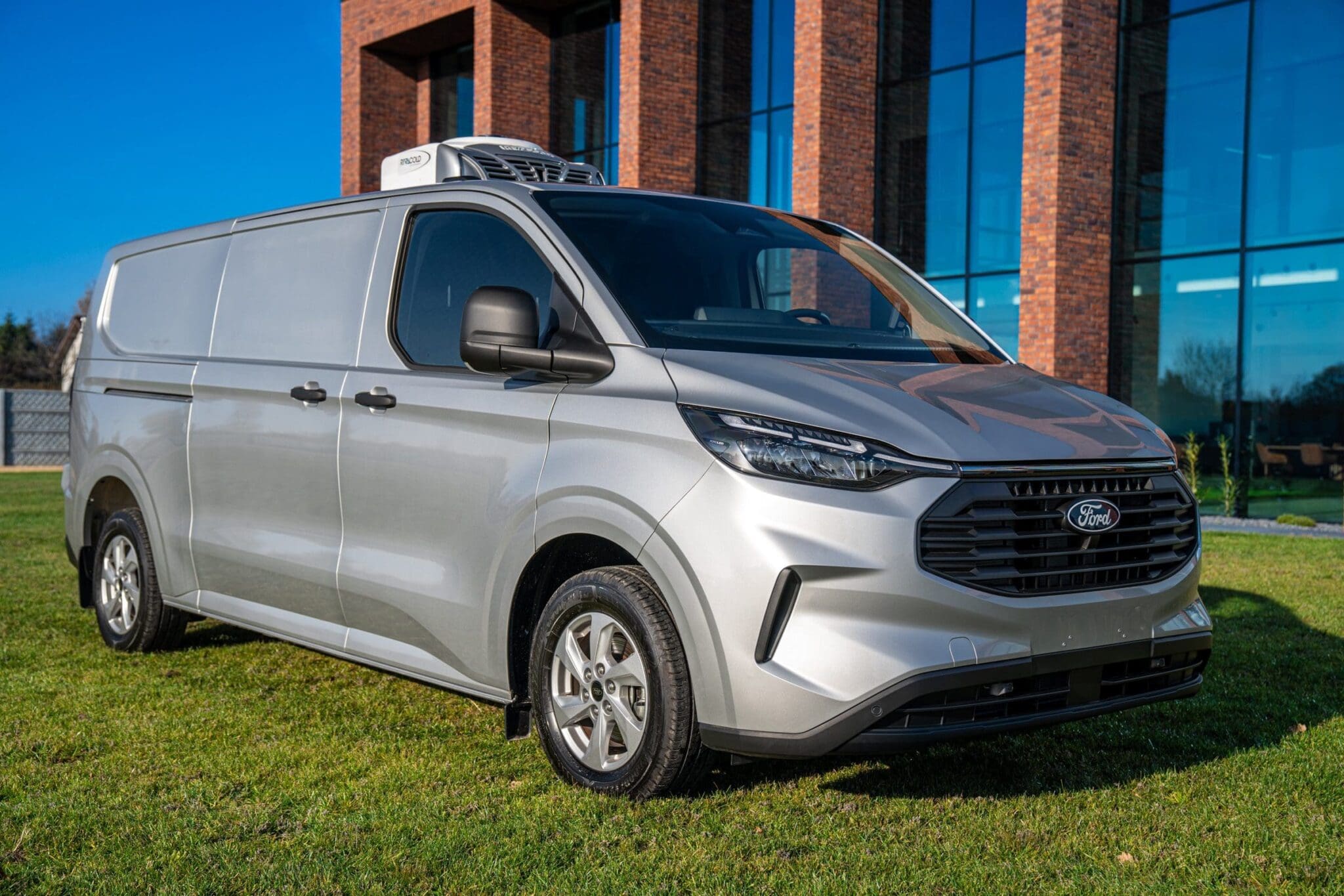 Ford Transit Custom z zabudową izotermiczną. Funkcjonalność serii 300 L2 z silnikiem 2.0 EcoBlue