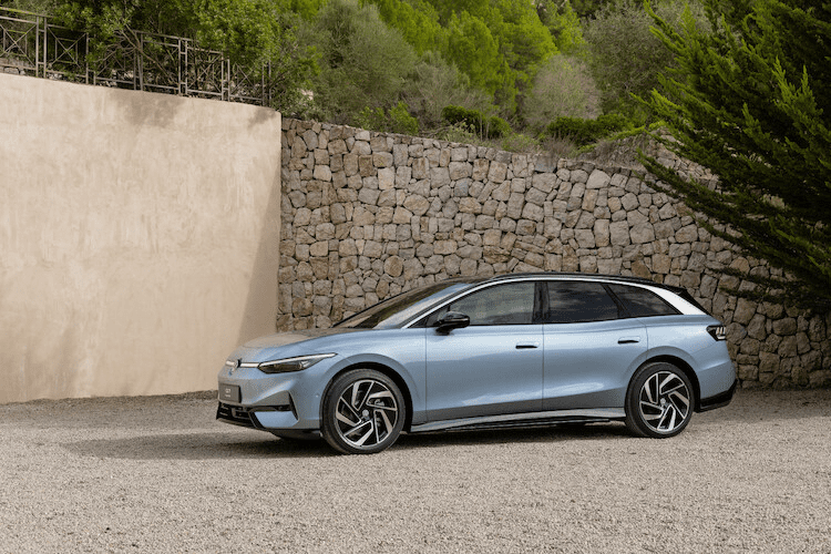 VW ID7 Tourer zaprezentowany. Nowa generacja elektrycznego kombi