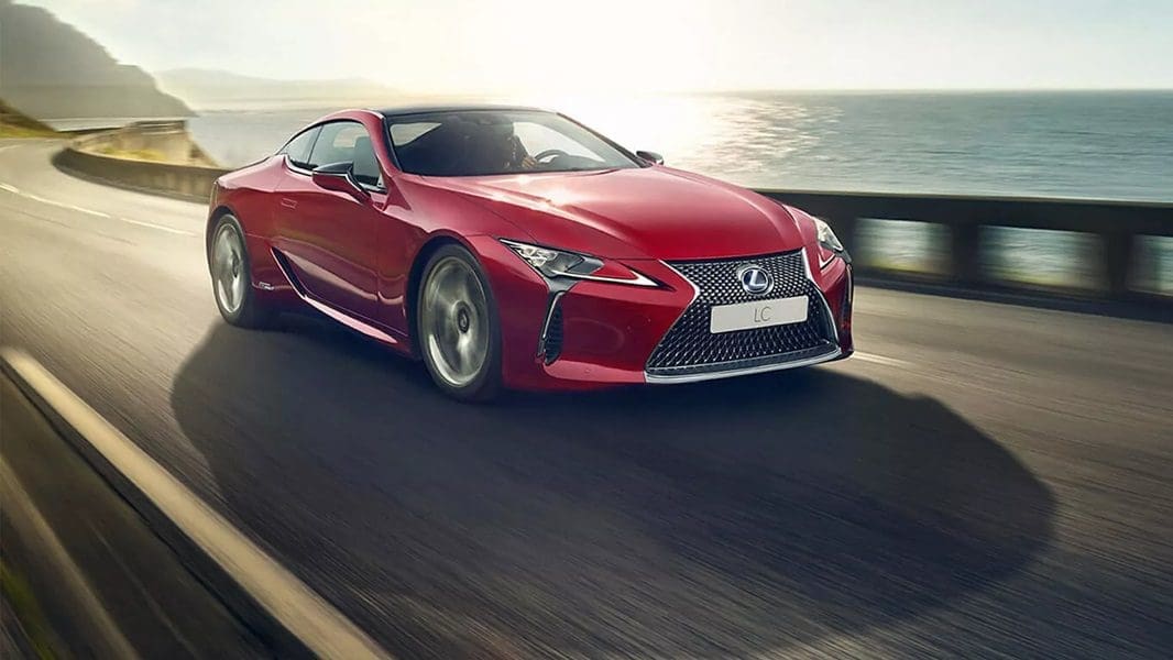 Lexus z dużymi rabatami na samochody z 2024 roku. Hybrydowy Lexus LBX, czy elektryczny RZ?
