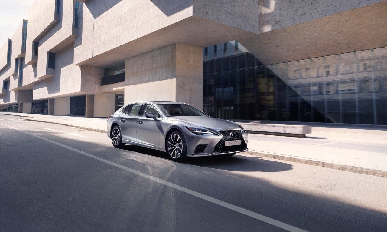 Lexus LS 2024 z nowym wyposażeniem i zawieszeniem. Czy warto tyle płacić? Cennik