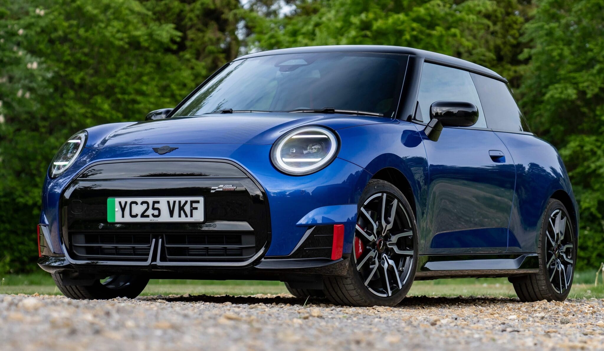 Oto nowy Mini John Cooper Works Electric. Cisza przed burzą? Nie w tym przypadku.