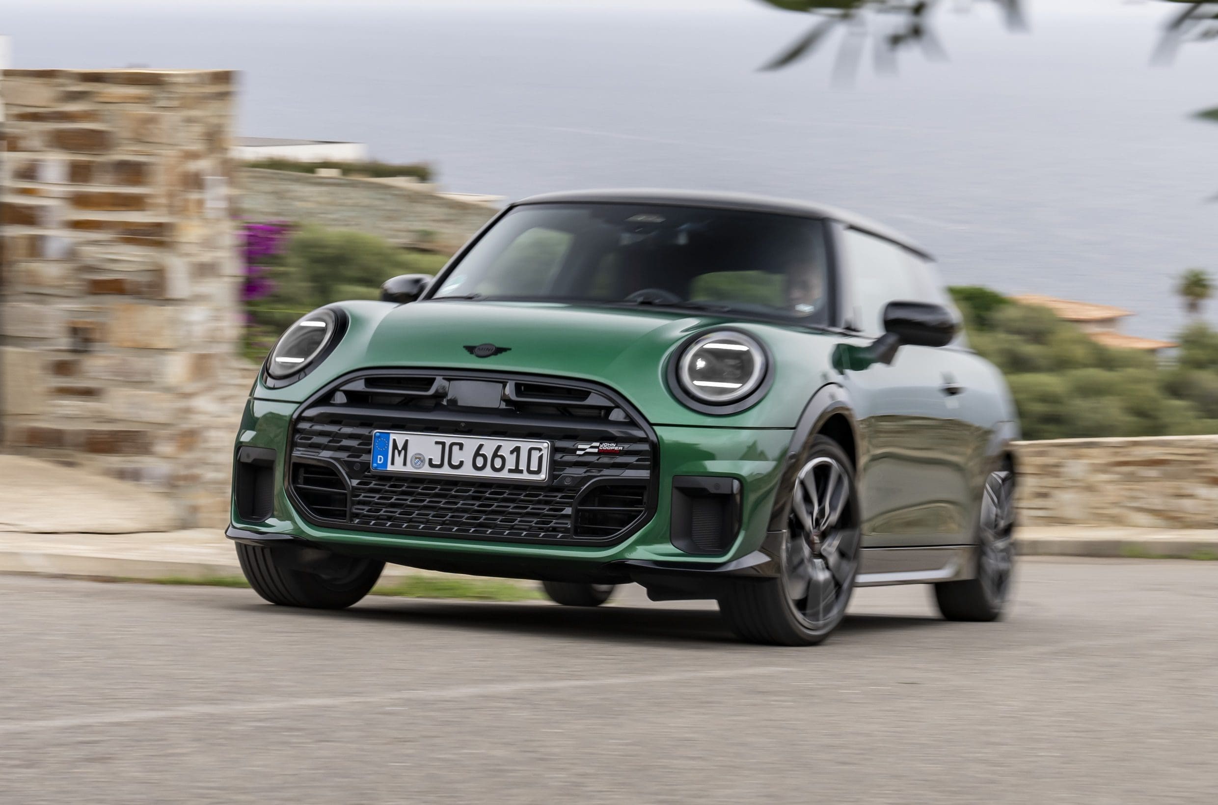 Nowe Mini Cooper S JCW. Sportowa linia stylistyczna John Cooper Works to wyjątkowe wnętrze i silnik TwinPower Turbo