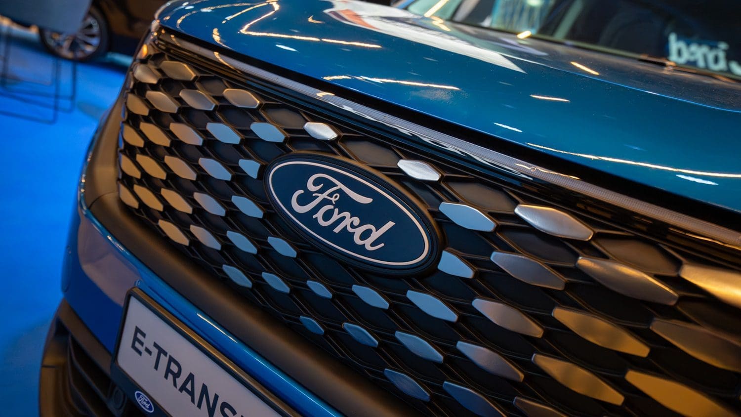 Nowy Ford E-Tourneo Custom i Ford E-Transit Courier. Nawet 10 miejsc siedzących i ładowność do prawie 3 m³
