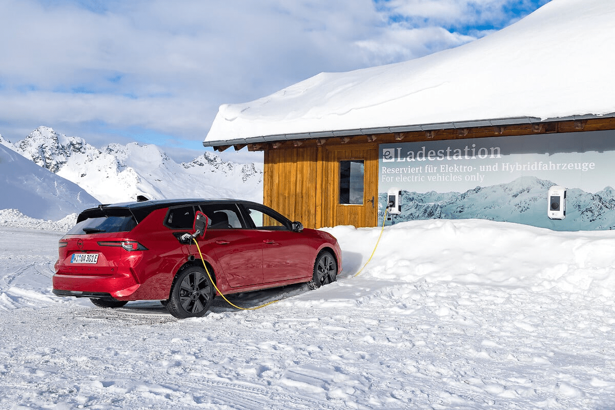 Nowy Opel Astra Sports Tourer Electric to idealny kompan do podróży. Różnorodne akcesoria i zasięg 400 kilometrów.
