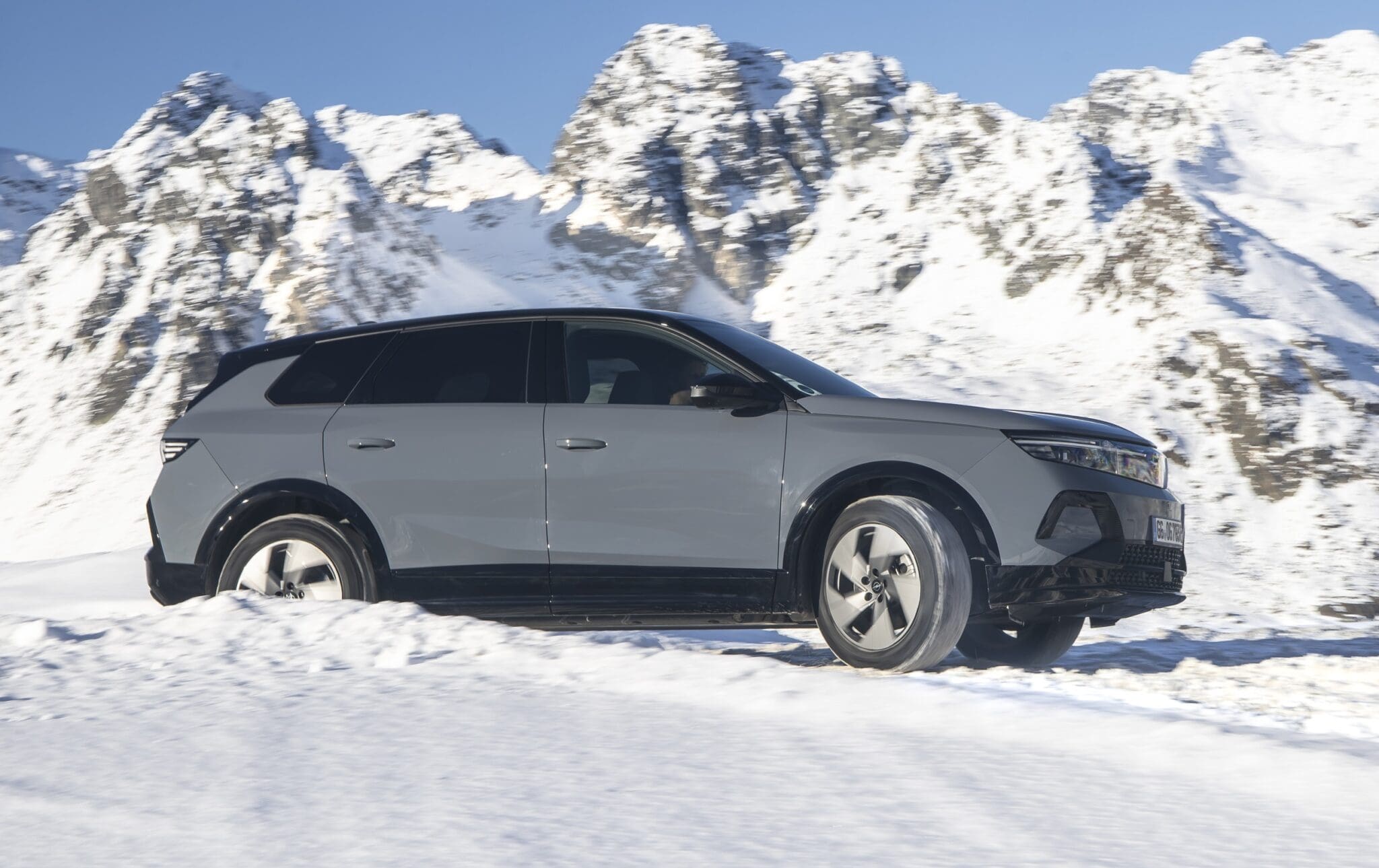 Czy Opel Grandland Electric AWD 4×4 to idealny towarzysz na zimowe warunki?