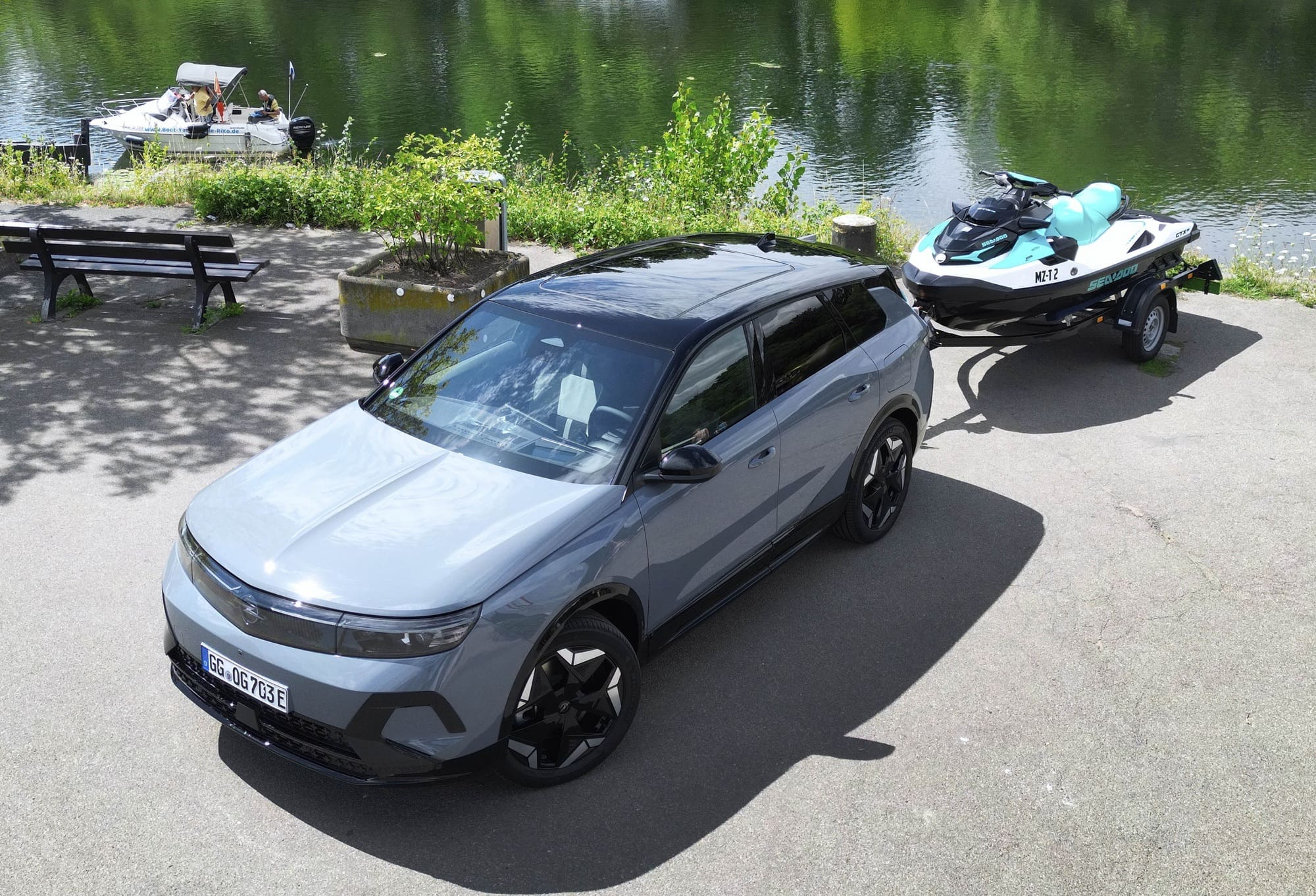 Opel Grandland Electric AWD. Ten elektryczny SUV z napędem na 4 koła pociągnie twój skuter wodny i zabierze całą rodzinę