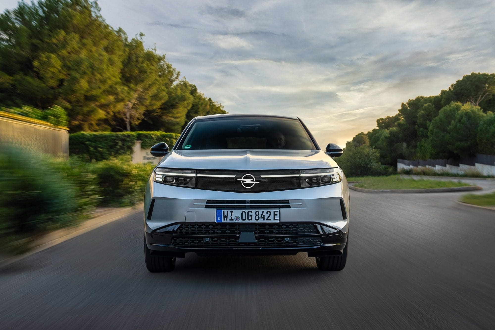 Nowy Opel Grandland Plug-in Hybrid. Hybrydowy SUV z zasięgiem ponad 1000 kilometrów