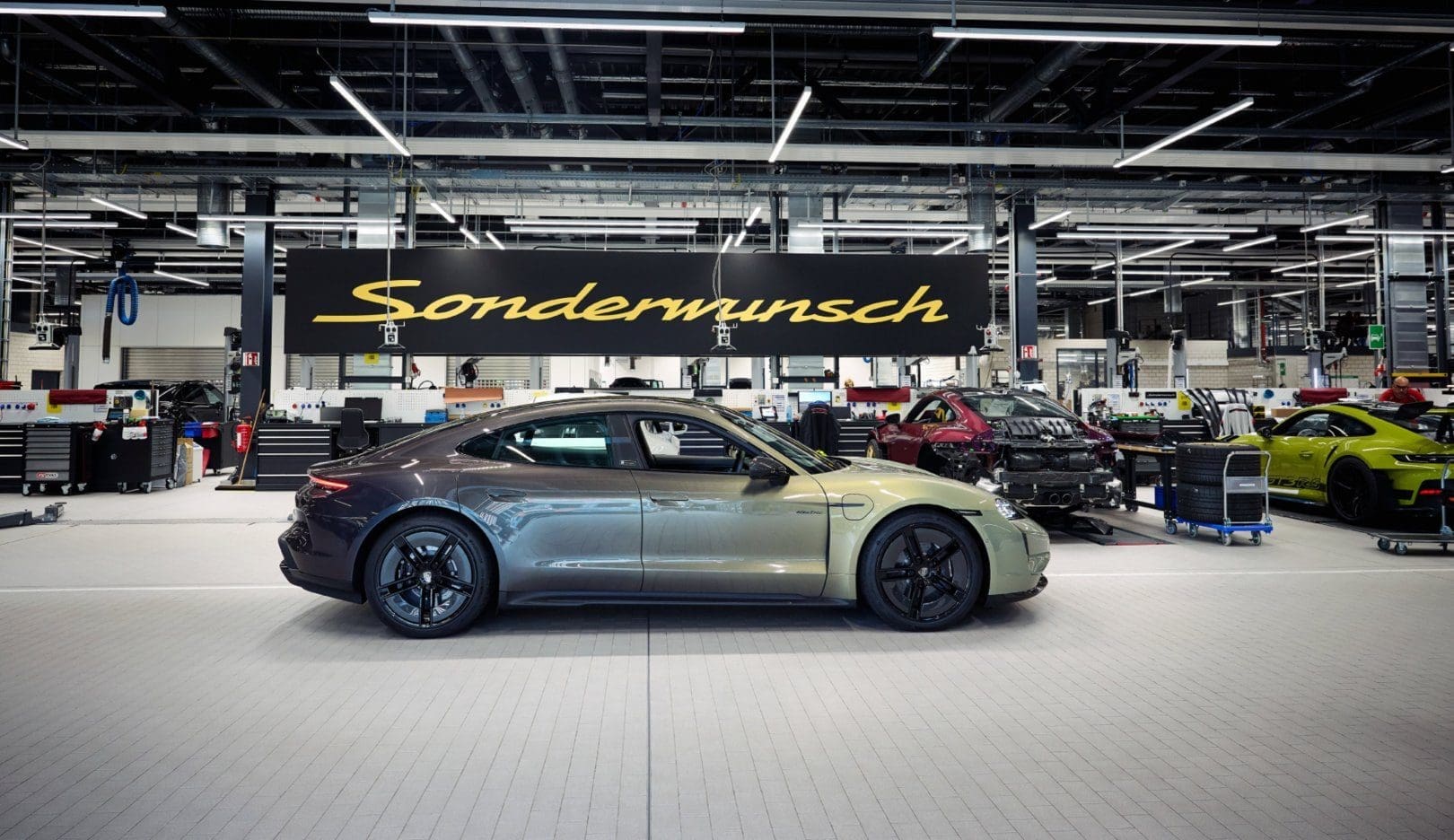 Porsche idzie na dno. Czy samochód elektryczny Porsche Taycan Turbo S Celestial Jade to zmieni?