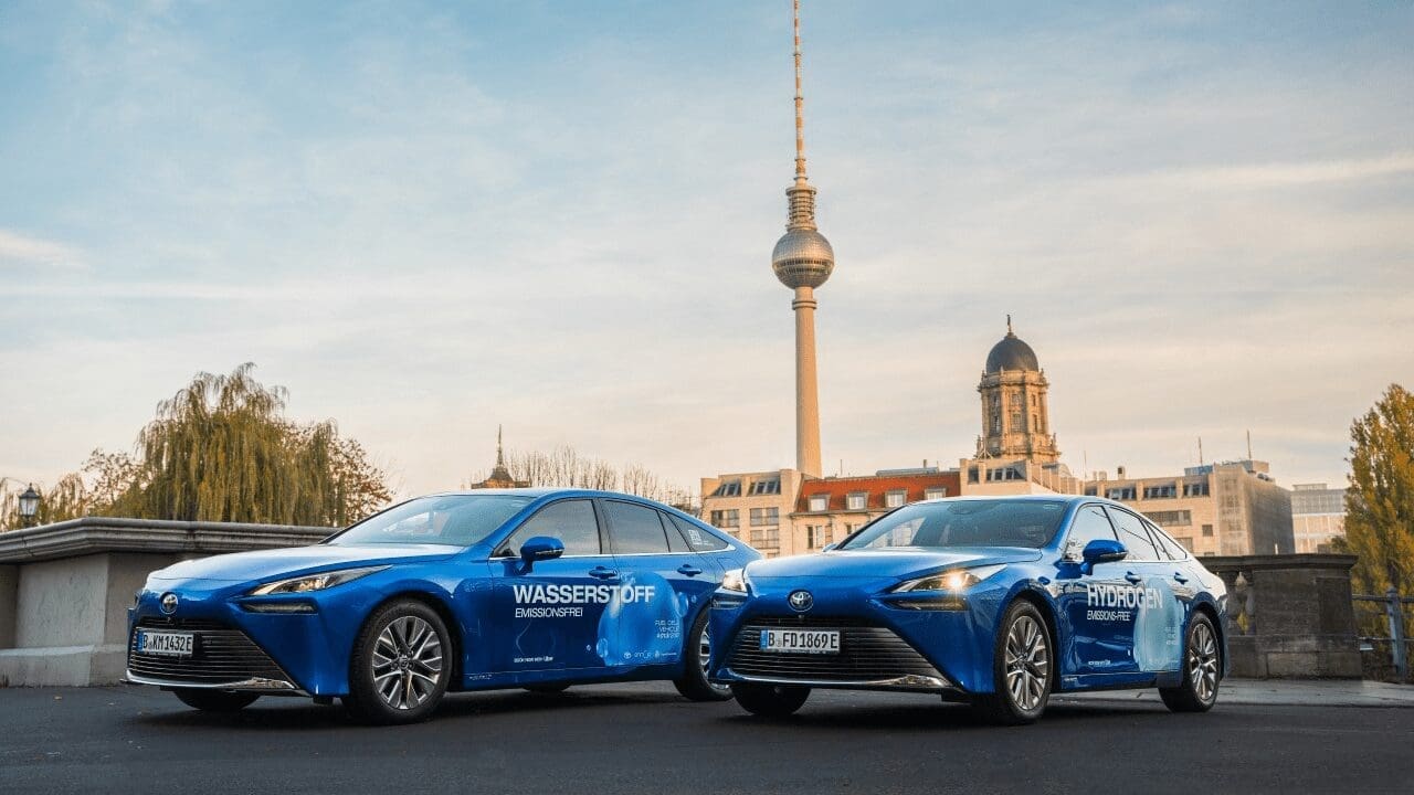 Uber z nowymi sedanami Toyota Mirai