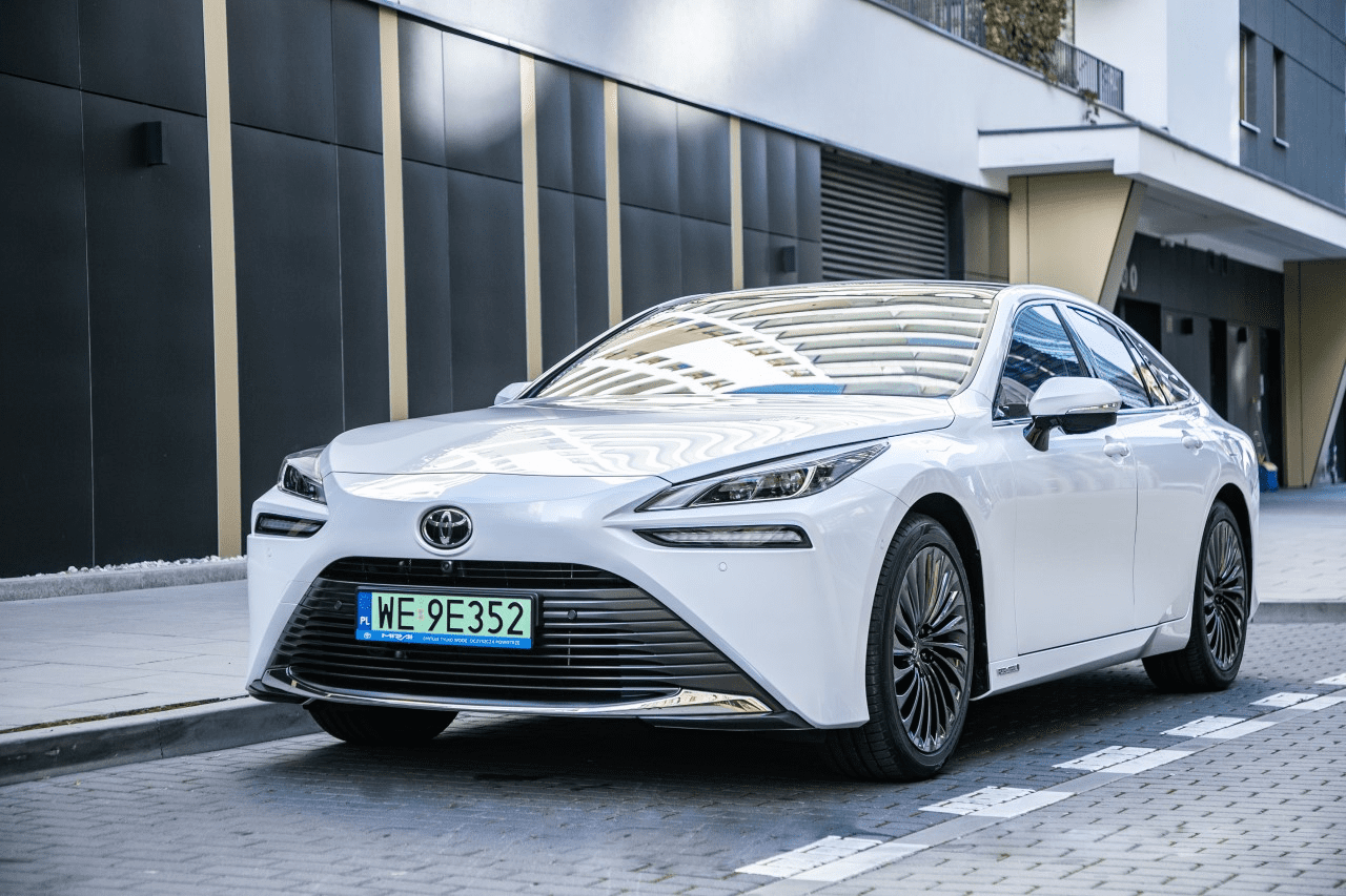 Toyota Mirai 2023 z bogatym wyposażeniem. Tylko cena odstrasza