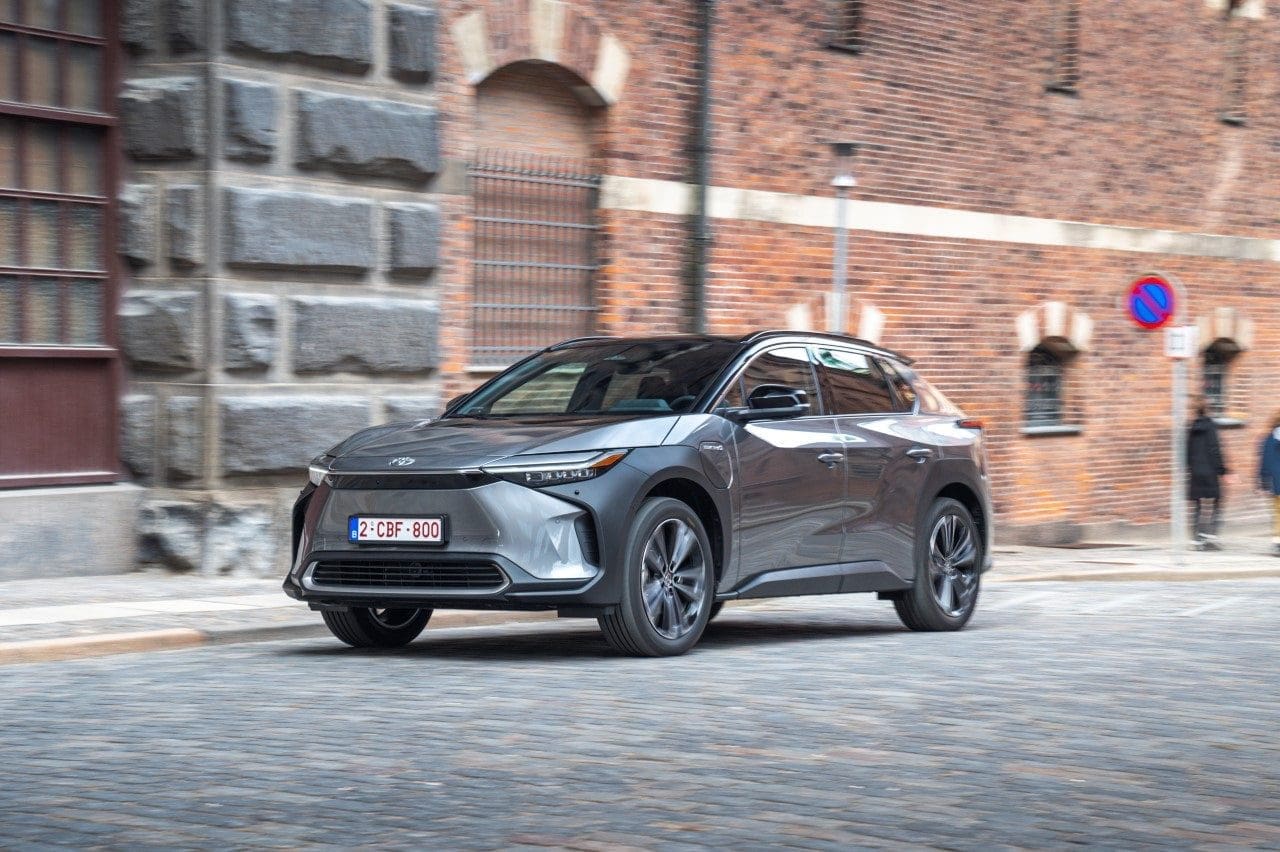 Nowa Toyota bZ4X 2024. Szybsze ładowanie i więcej komfortu. Cennik