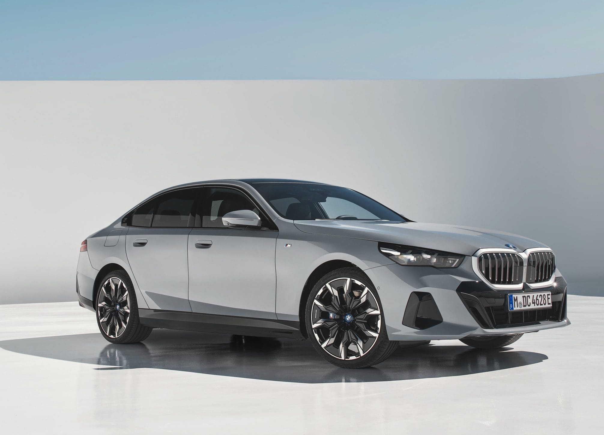 Fakty i mity o samochodach elektrycznych na przykładzie BMW Group Polska. Czy Polacy naprawdę rozumieją elektromobilność w 2024 roku?
