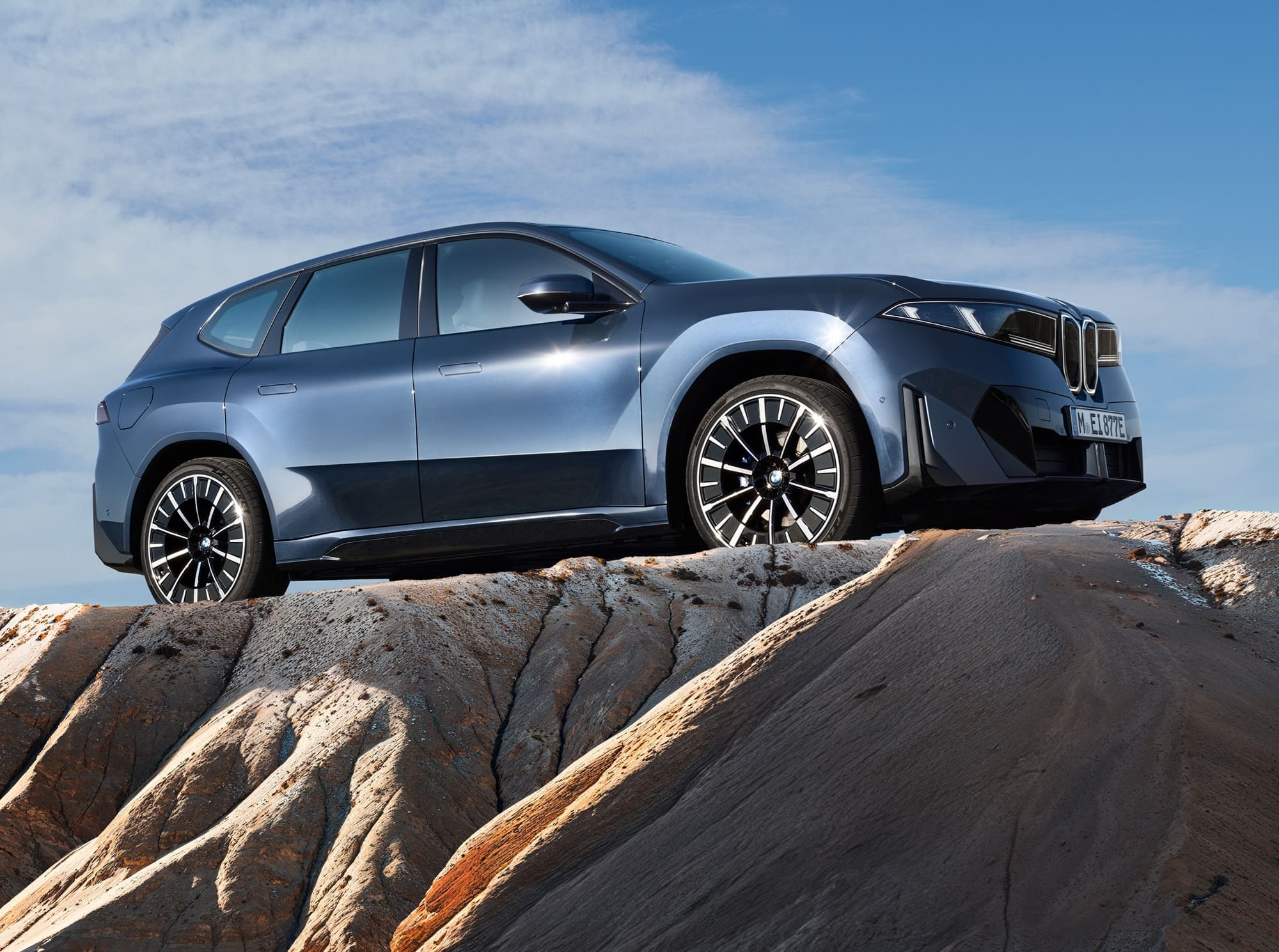Nowe BMW iX3 2026 to więcej niż samochód. Panoramic iDrive, BMW Symbiotic Drive, Heart of Joy i wiele innych technologii.
