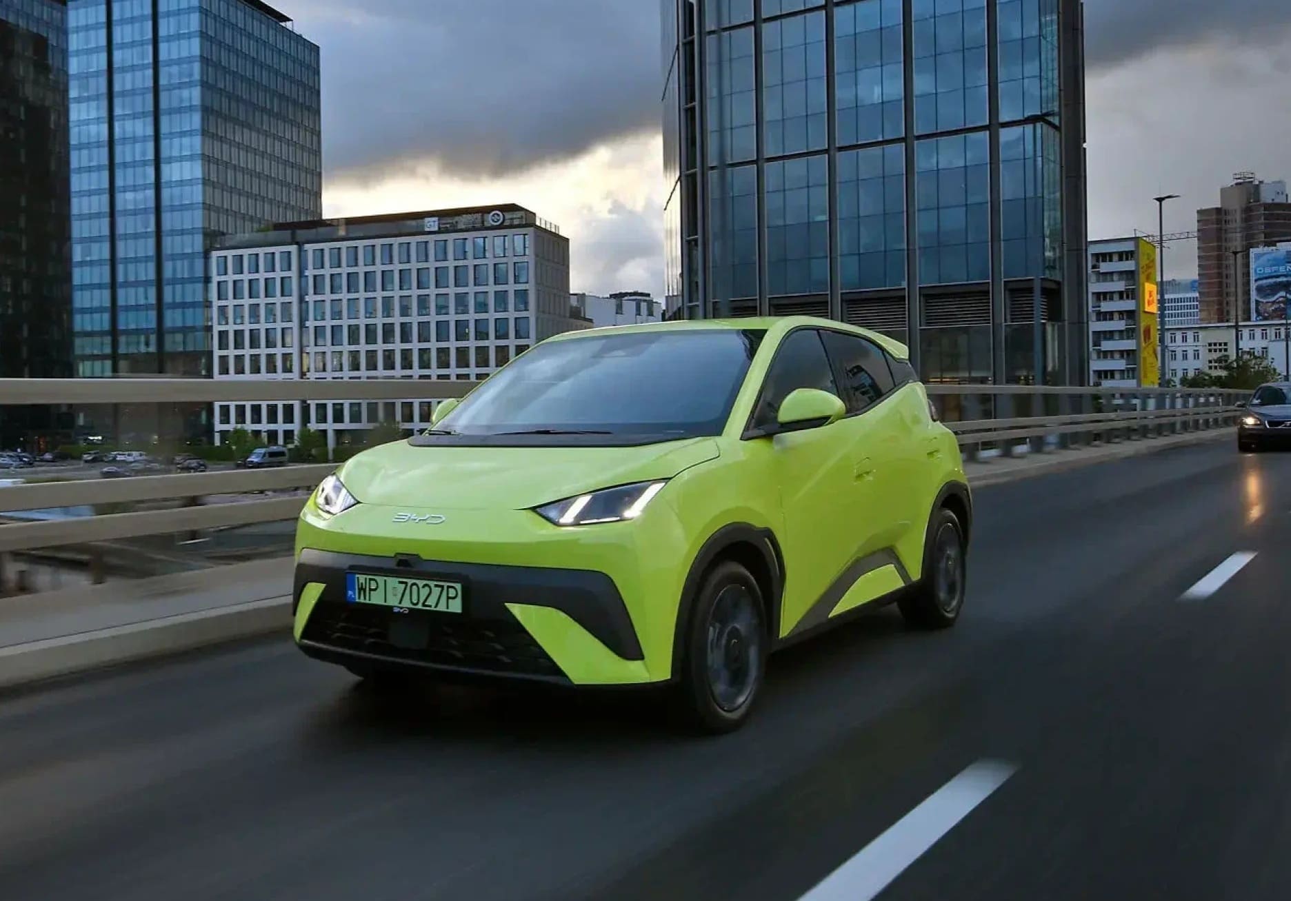 W 2025 roku chińskie samochody w Europie z rekordem sprzedaży. Elektryczne auta coraz bardziej popularne, liderem Tesla model Y