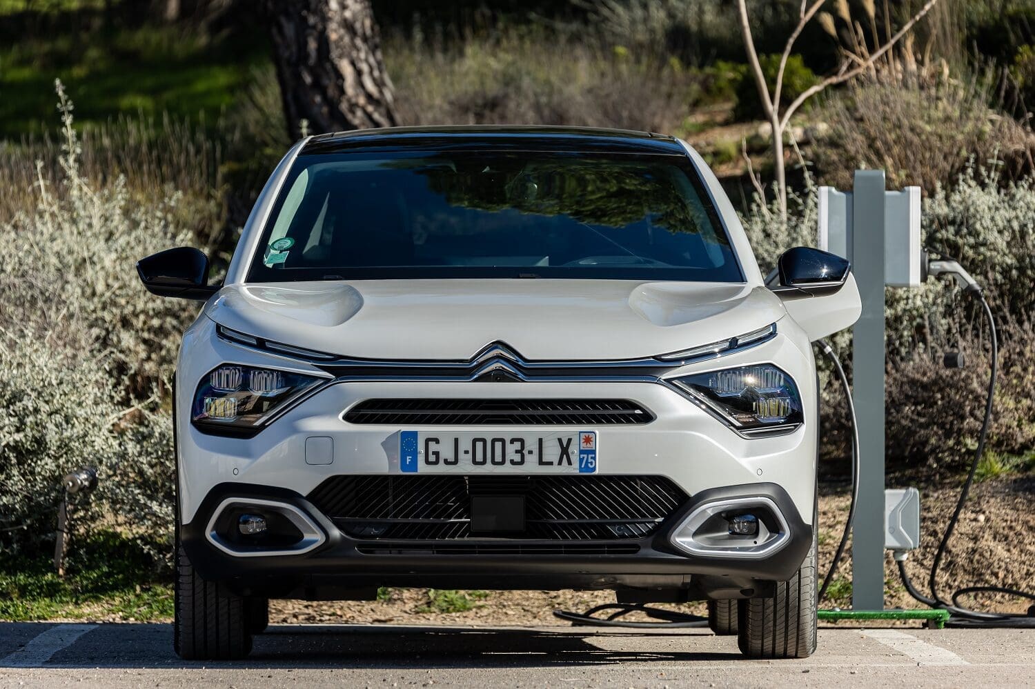 Citroen e-C4 i e-C4 X. Nowy silnik, większy zasięg