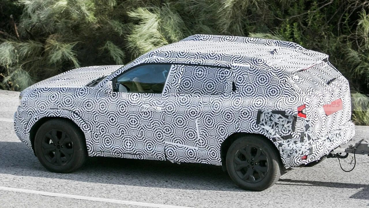 Dacia Duster 2024. Nowe tylne lampy ujawnione na zdjęciach szpiegowskich