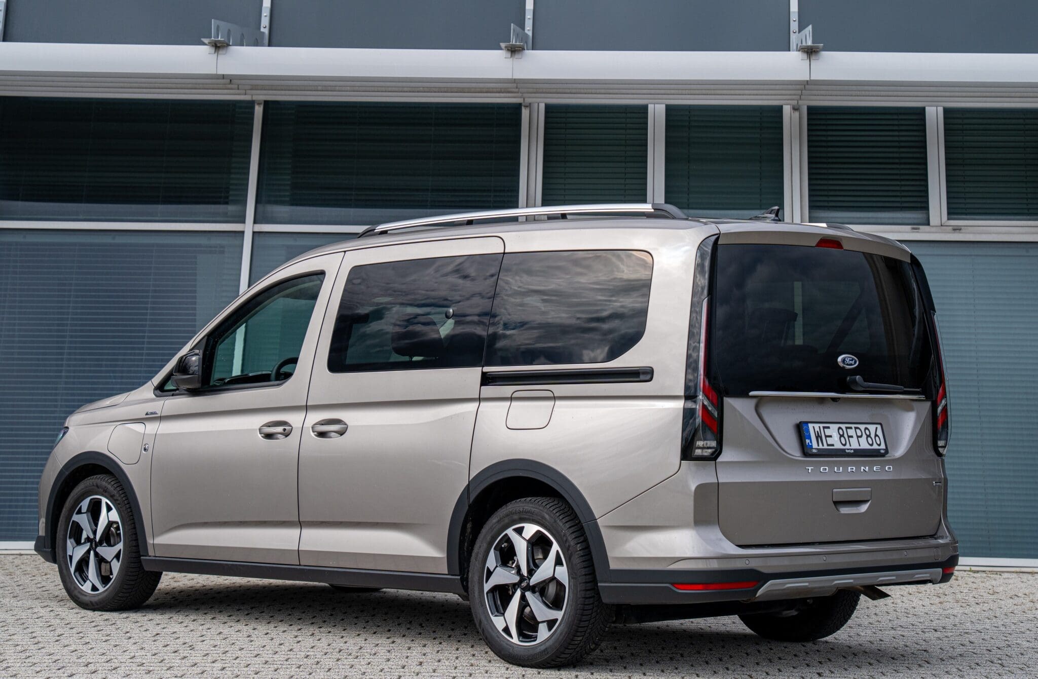 Minivan Ford Tourneo 2025 w wersji plug-in hybrid i elektrycznej
