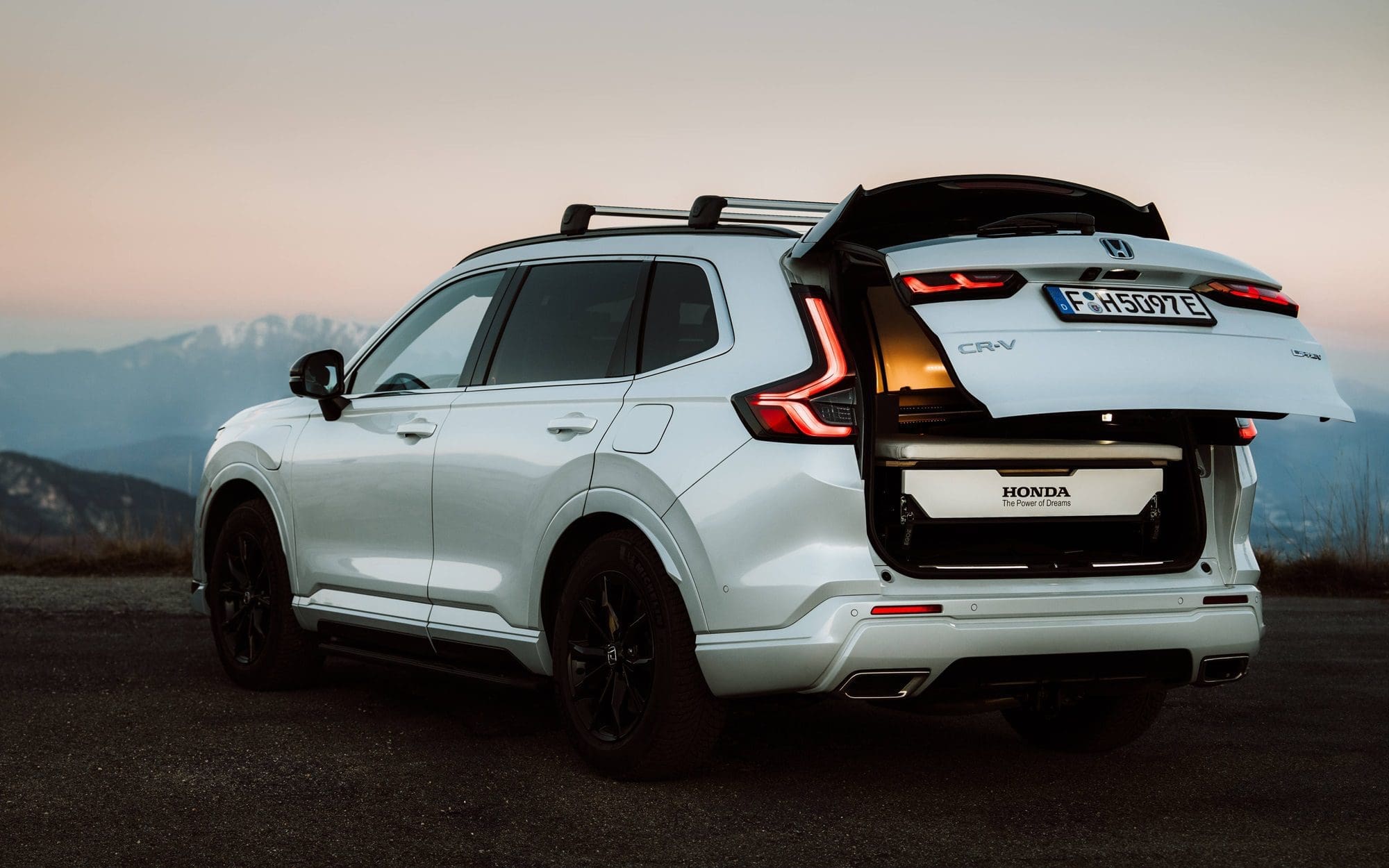 30 lat Hondy CR-V. 6 generacji od pioniera segmentu SUV do hybrydowego lidera