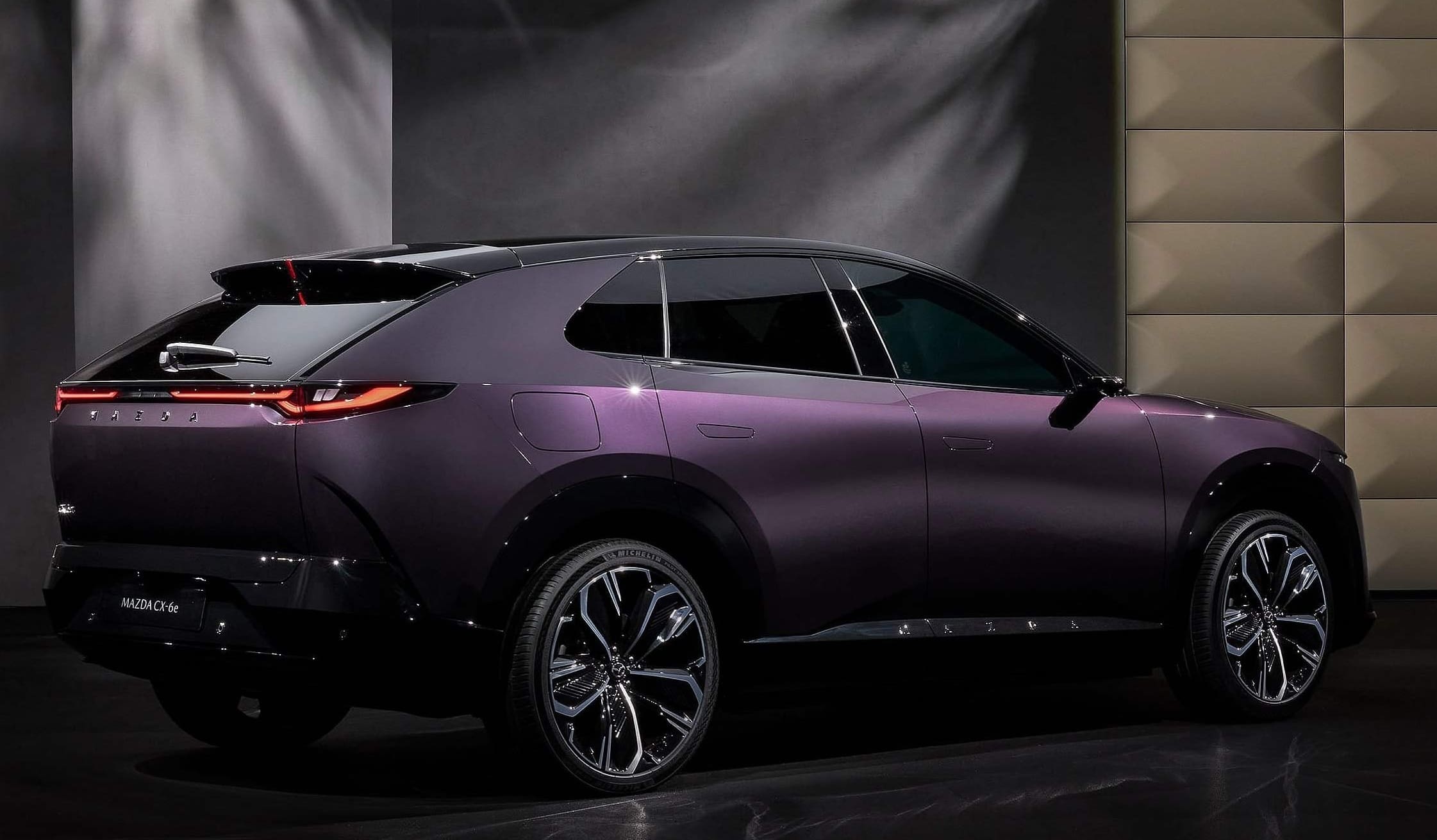 elektryczna Mazda CX-6e
