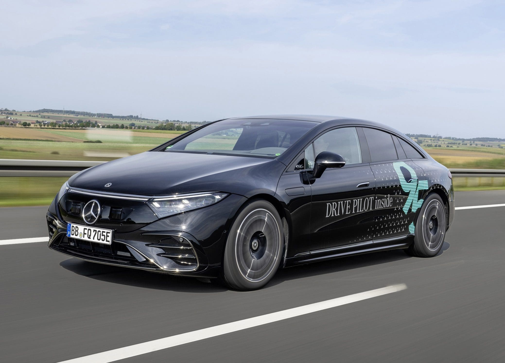 Mercedes z funkcją jazdy automatycznej na poziomie 3. Na autostradzie z prędkością 95 km/h