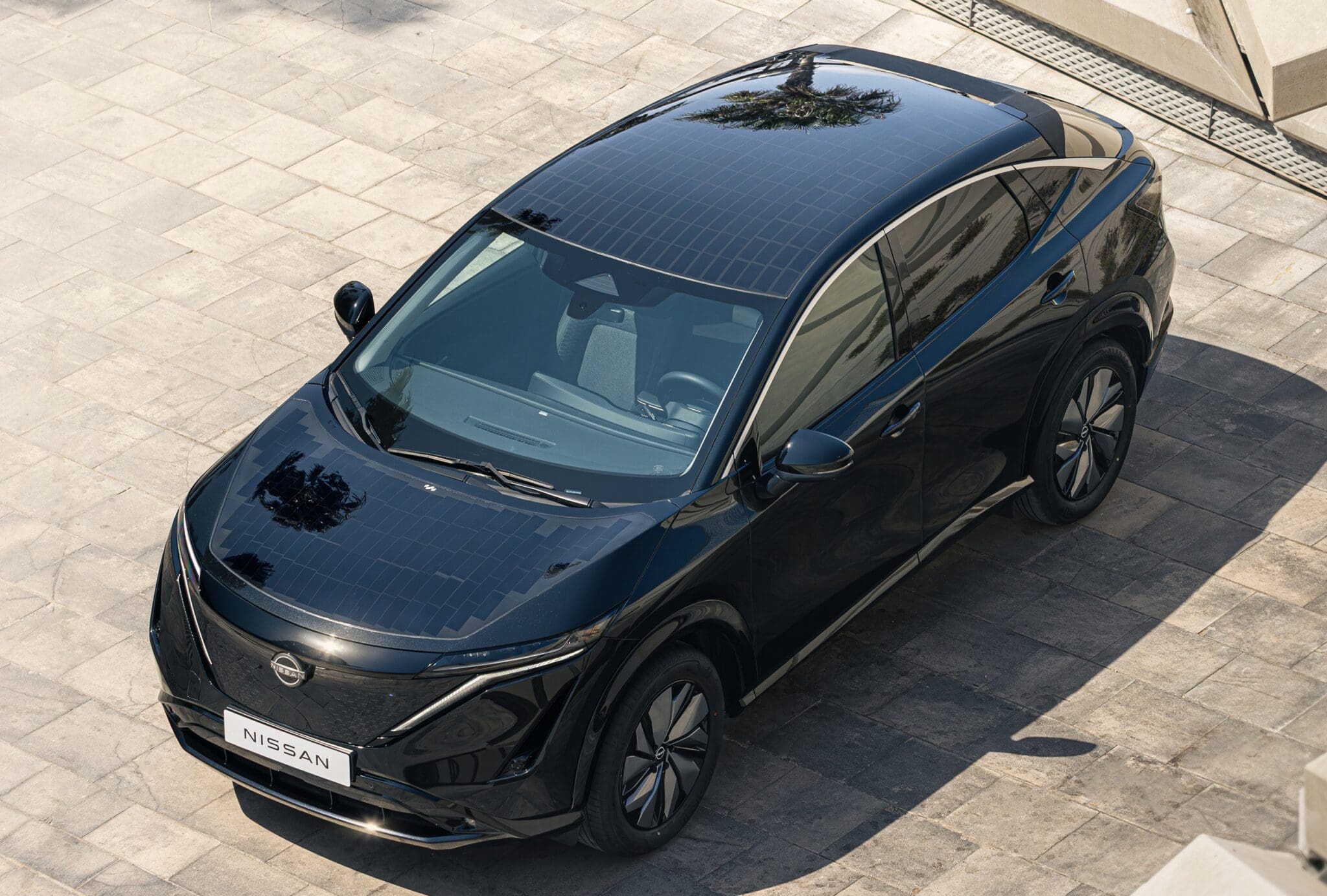 Słońce w baku, czyli Nissan Ariya z dachem solarnym