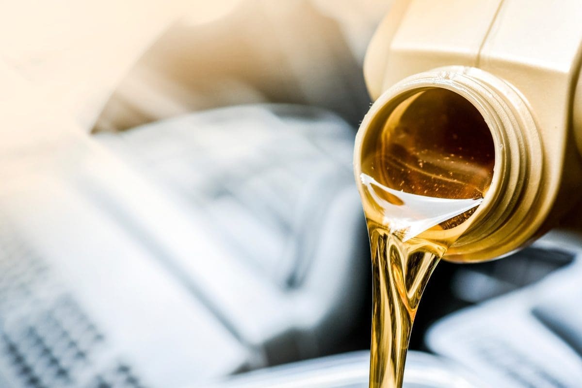 Olej syntetyczny a olej mineralny. Czym się różnią i który jest lepszy?