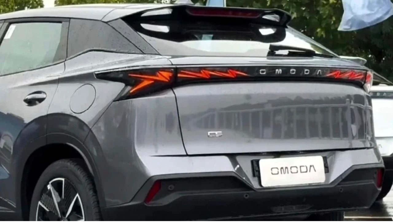Nowa Omoda 5 2026 przyłapana. Zupełnie nowe wnętrze
