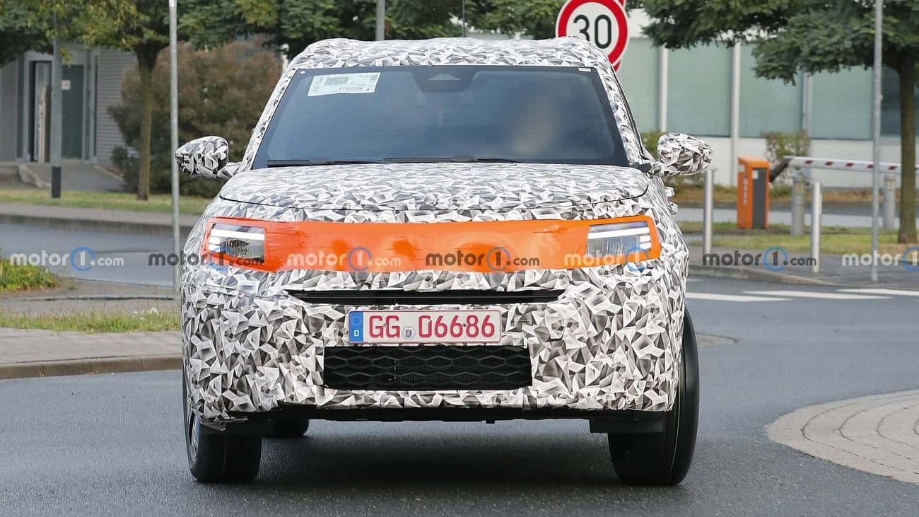 Elektryczny Opel Crossland 2024. Mamy zdjęcia szpiegowskie