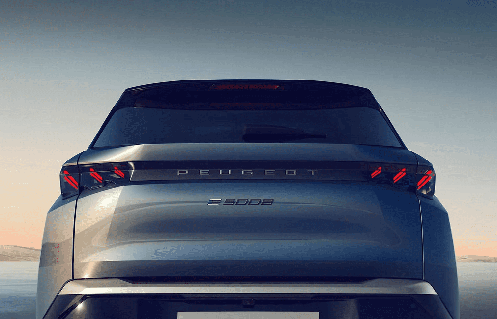 Nowy Peugeot e-5008. Elektryczny SUV, który zmienia zasady gry