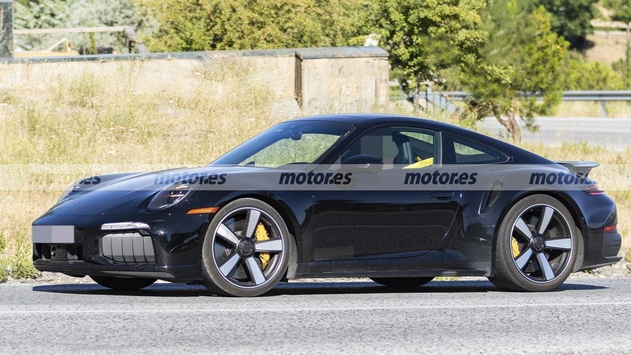 Zdjęcia nowego Porsche 911 Turbo bez kamuflażu. Hybrydowy potwór z Zuffenhausen