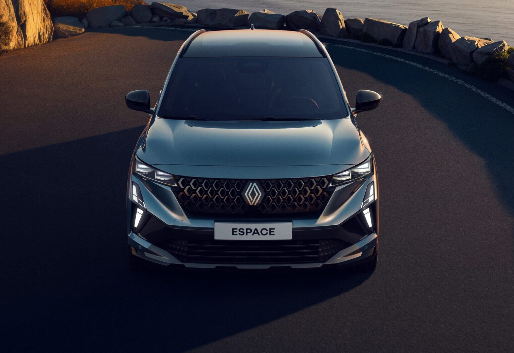 Renault Espace 2025 lifting. Nowy wygląd, nowoczesne i eleganckie wnętrze, napęd po staremu