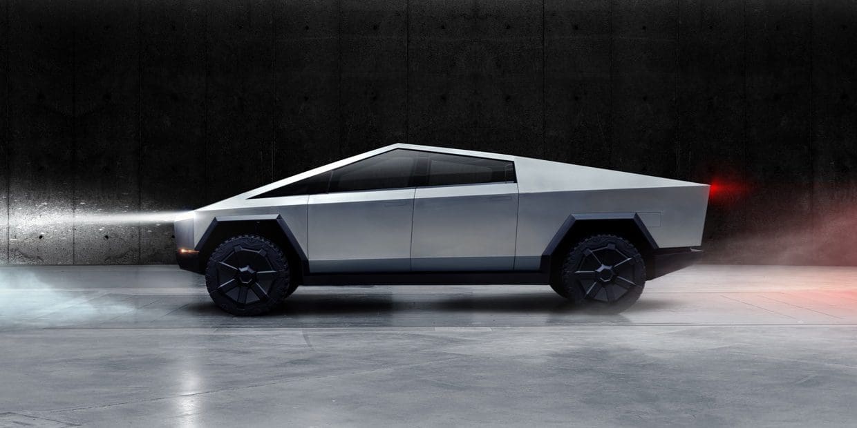 Cztery lata później: Tesla Cybertruck wjeżdża na taśmę produkcyjną.