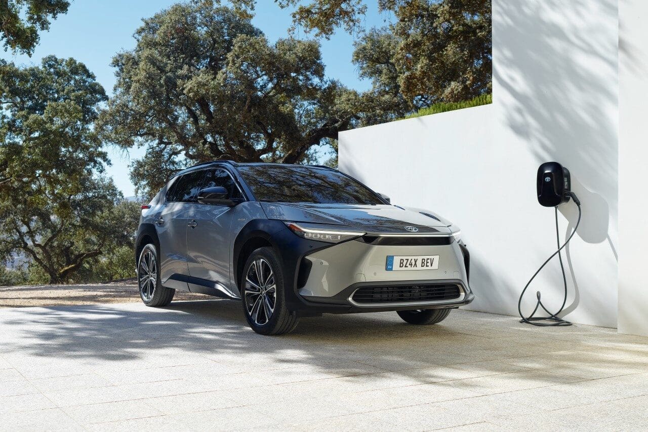 Toyota zmienia zasady gry. Nowe mniejsze i wydajniejsze baterie.