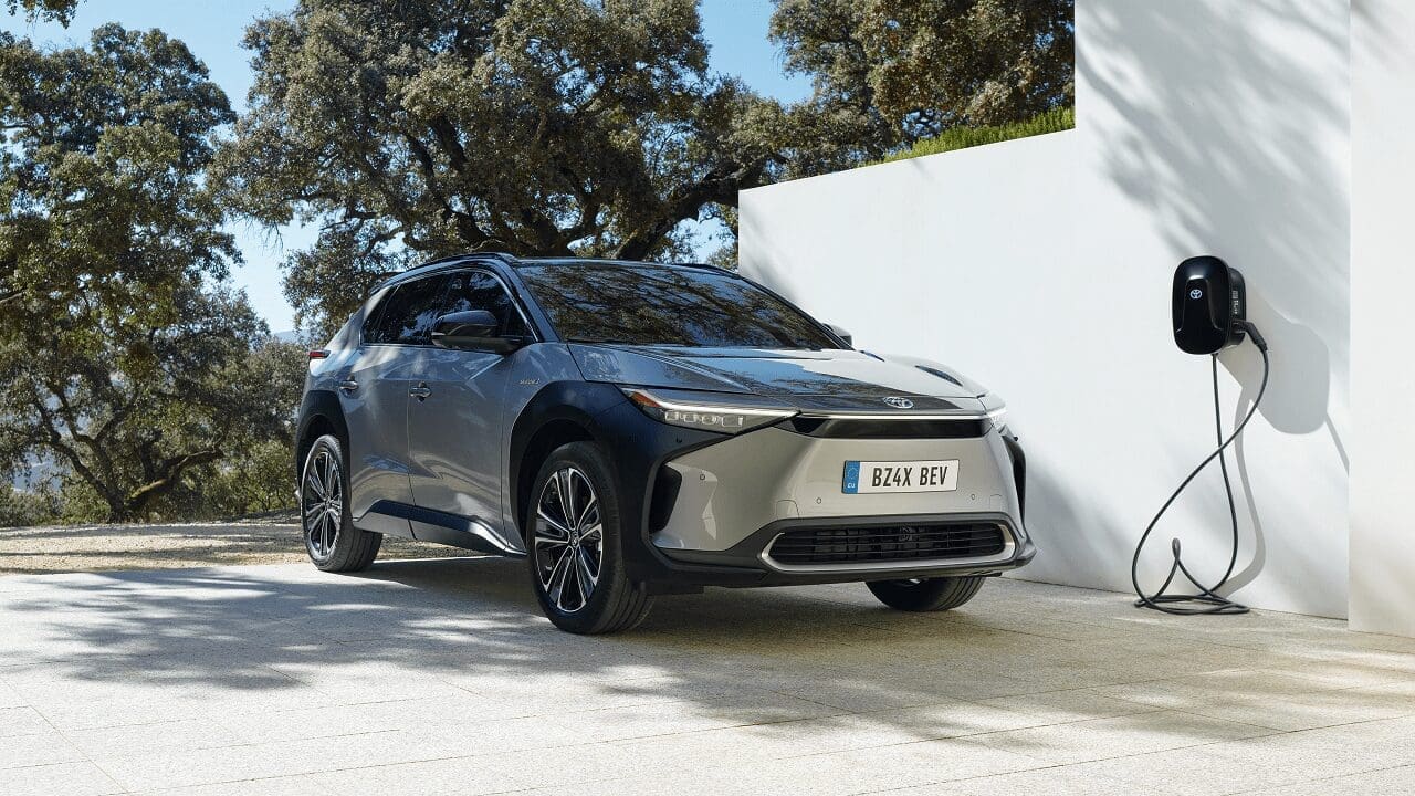 Toyota inwestuje w produkcję baterii do aut elektrycznych