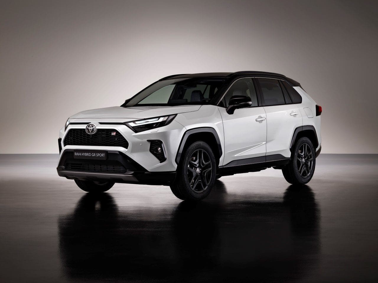 Toyota RAV4 GR Sport. Połączenie dynamiki i terenowych możliwości