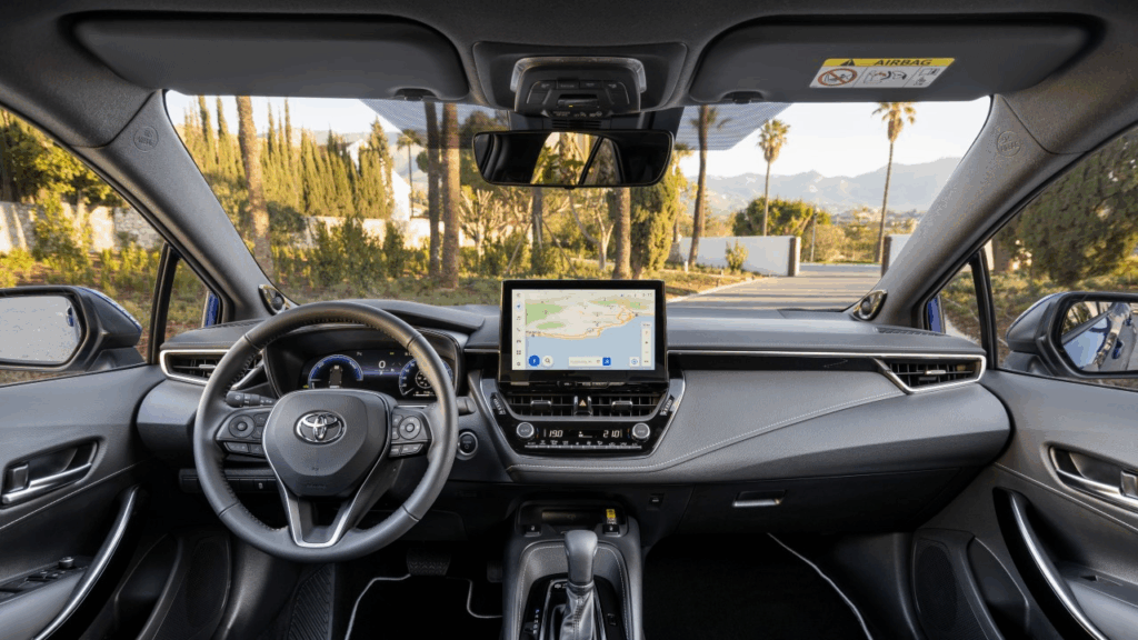 Toyota Corolla 2023 wnętrze