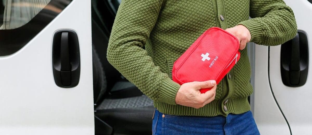 co powinna zawierać apteczka samochdoowa