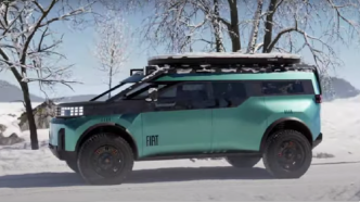 FIAT kamper w zimowym krajobrazie z widocznymi oponami terenowymi.