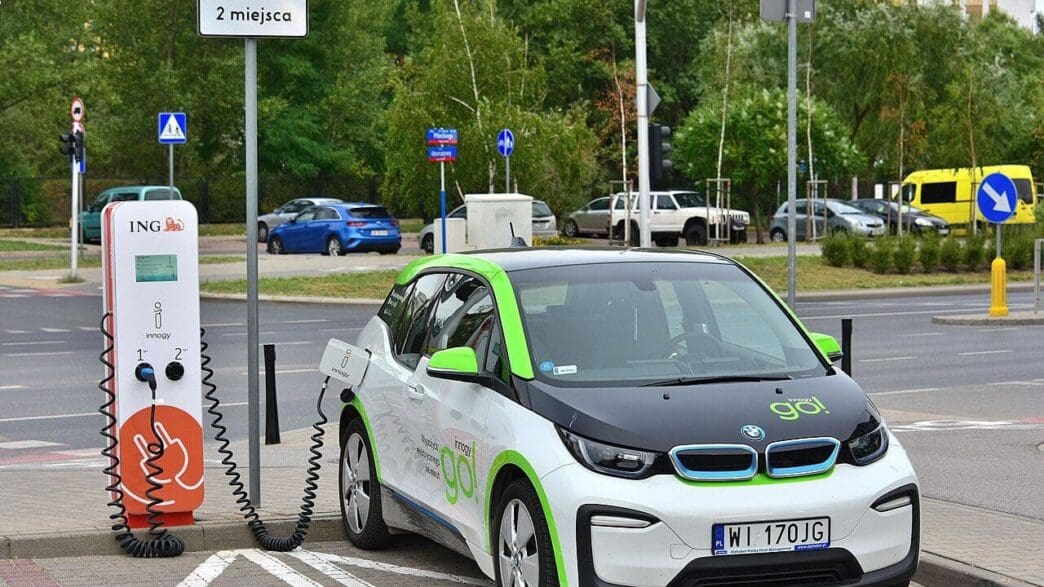 sprzedaż samochodów elektrycznych w 2024 roku