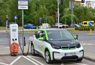 sprzedaż samochodów elektrycznych w 2024 roku
