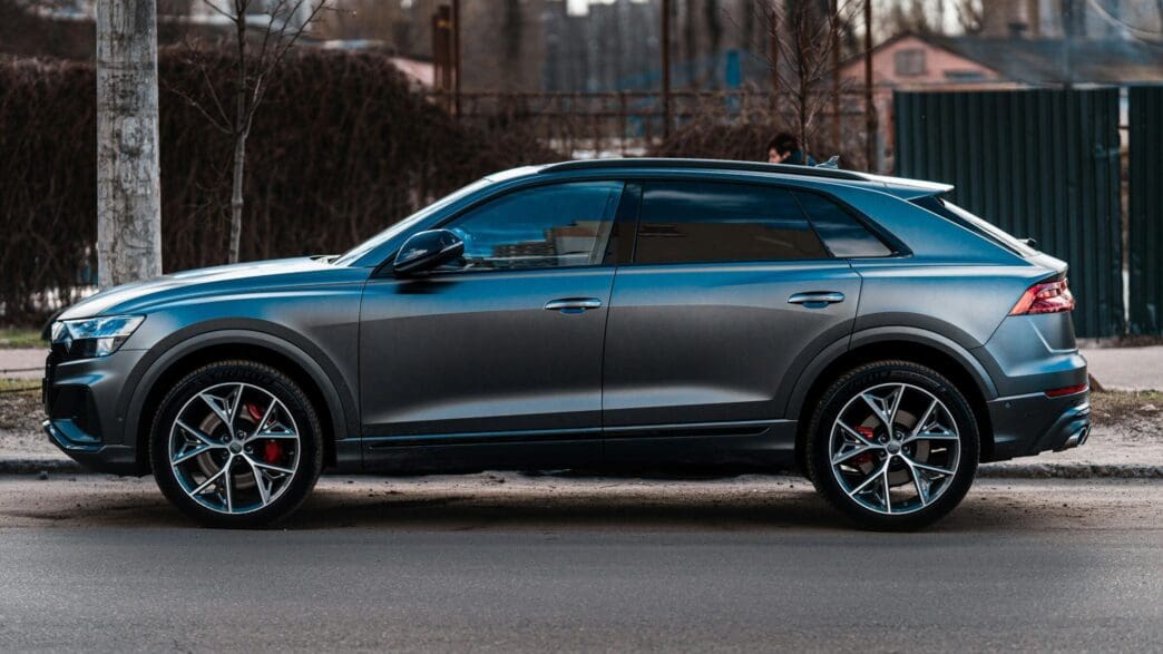 Luksusowy SUV plug-in zaparkowany przy ulicy – czy warto postawić na nowoczesnego SUV-a plug-in?