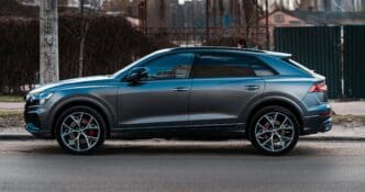 Luksusowy SUV plug-in zaparkowany przy ulicy – czy warto postawić na nowoczesnego SUV-a plug-in?