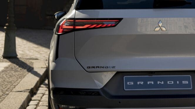 nowy hybrydowy Mitsubishi Grandis 2025