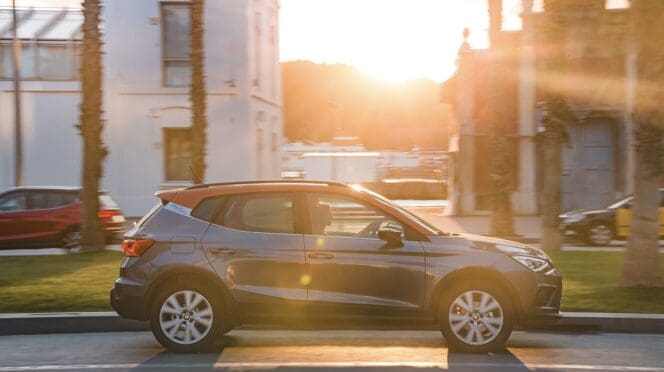 Crossover jadący ulicą o zachodzie słońca