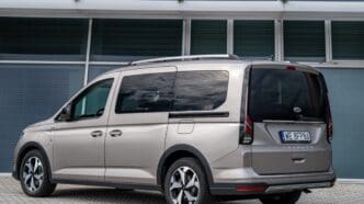 minivan Ford Tourneo 2025