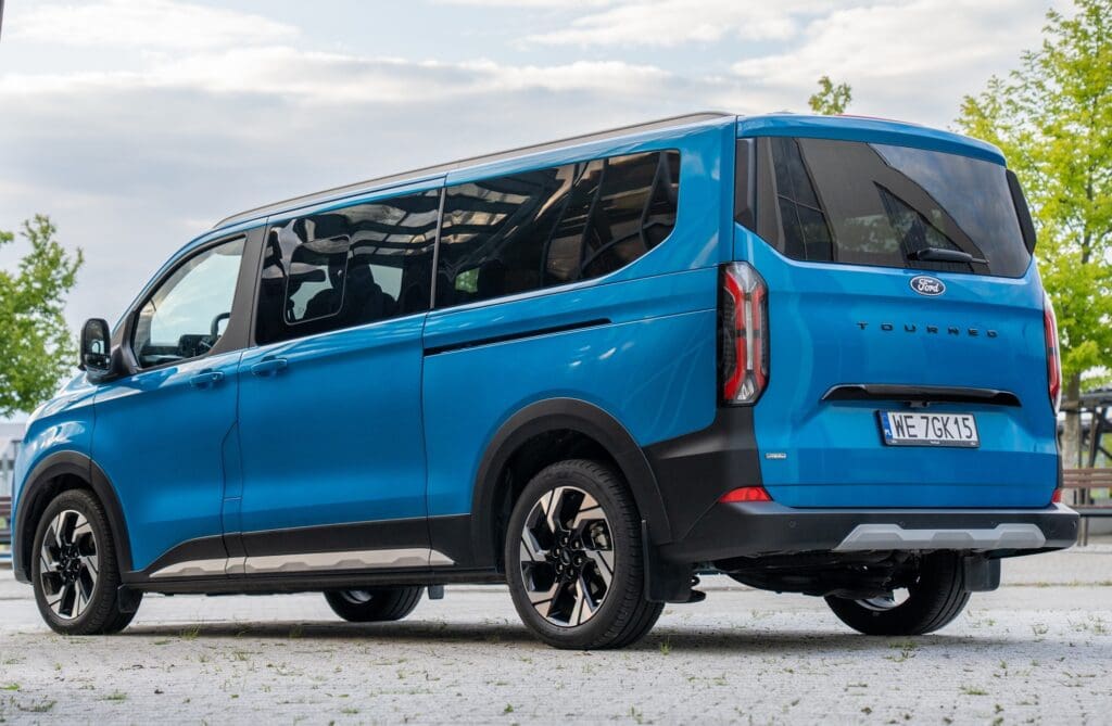 minivan Ford Tourneo 2025